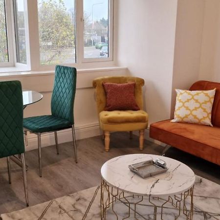 1 Bedroom Apartment - Flitwick - Contractor Friendly - Tourist Ready - Full Kitchen - Wifi - Smart Tv - Sofa Bed - Free Parking - Ideal For Short Or Long Stays Buitenkant foto